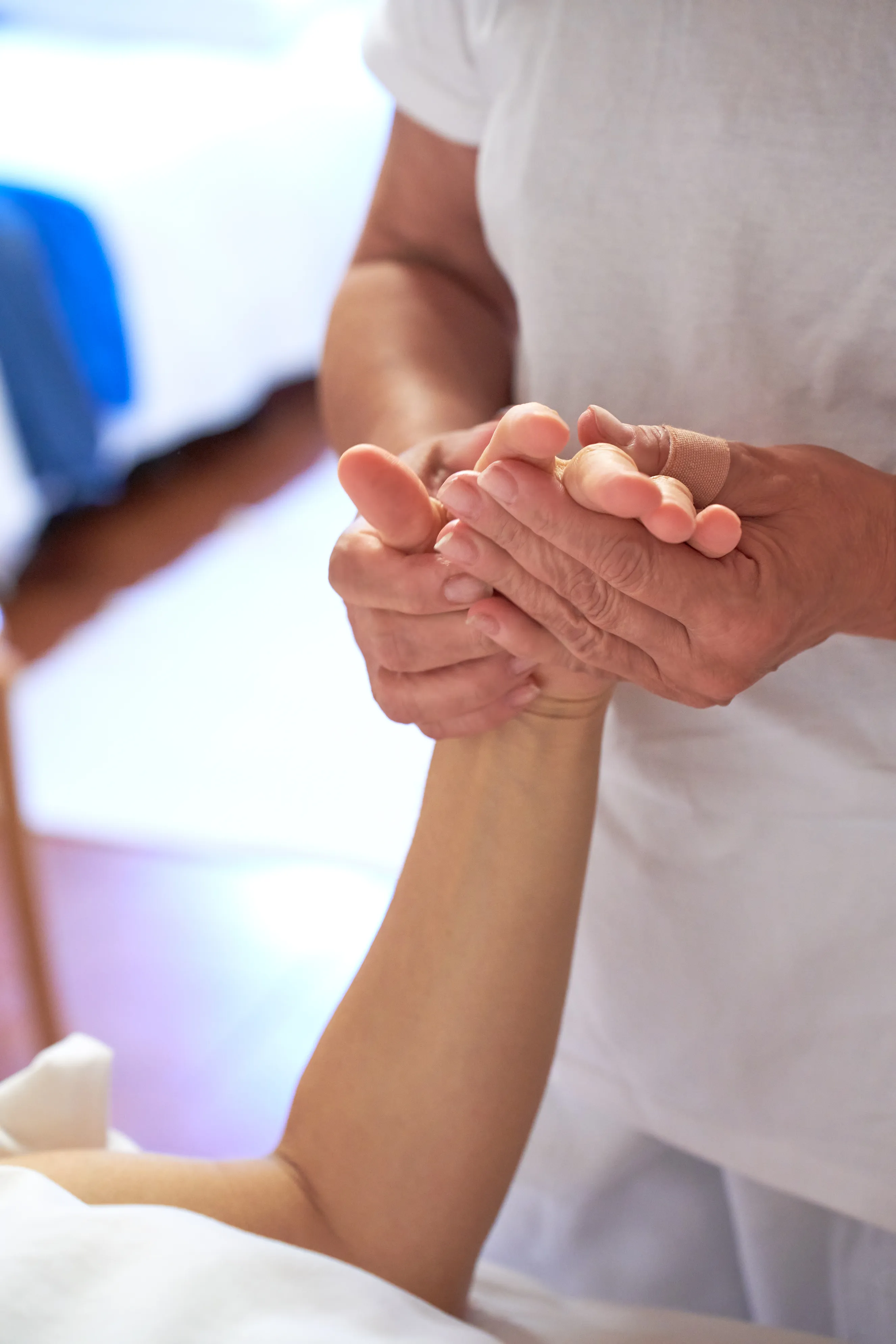 Trattamento ayurvedico sulla mano